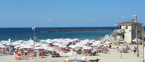 Nära stranden och strandhanddukar