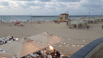 Playa en los alrededores y toallas de playa