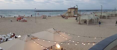 靠近海滩、沙滩毛巾