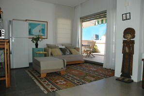 Fernseher, DVD-Player, Bücher