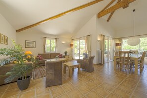 Televisio, takka, DVD-soitin, stereot