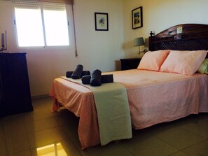 2 bedrooms, iron/ironing board, travel crib, free WiFi - apartment with pool in Mijas Costa, calahonda royale (Mijas)