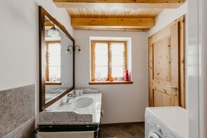 Shower, hair dryer, bidet, towels - Cozy Cottage on the mountains in Trentino Alto Adige Valle dei Mocheni (SANT'ORSOLA TERME)