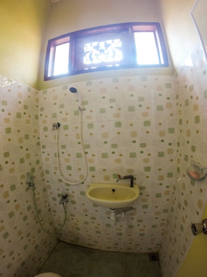 Shower, free toiletries, towels