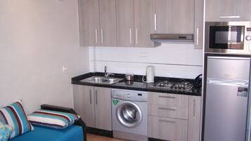 Køleskab, mikrobølgeovn, kogeplade, kaffe-/temaskine