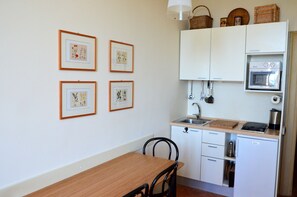 Réfrigérateur, micro-ondes, plaque de cuisson, cafetière/bouilloire