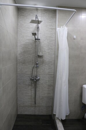 Dusche, Haartrockner, Handtücher