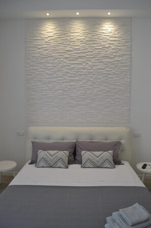 2 bedrooms, desk, WiFi, bed sheets