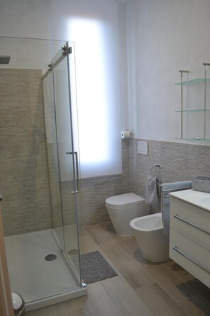 Dusche, Haartrockner, Bidet, Handtücher
