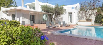 Lluc Jesus area 5 min from Ibiza, private pool, BBQ, wifi