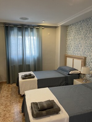 4 bedrooms, desk, iron/ironing board, free WiFi - villaparadise (Benferri)