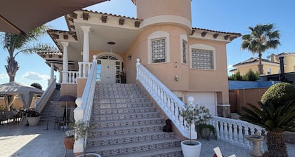 Villa Paradise | Privater Pool · 2 Küchen · Bis zu 14 Gäste