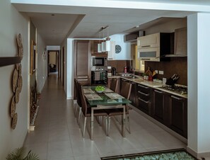 Een koelkast, een microgolfoven, een oven, een kookplaat