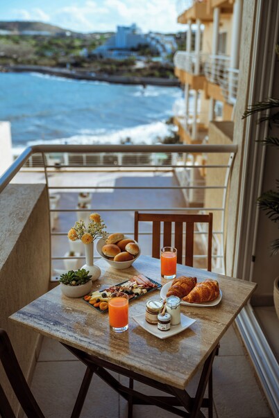 Modern 2 Bedroom Sea View Apartment