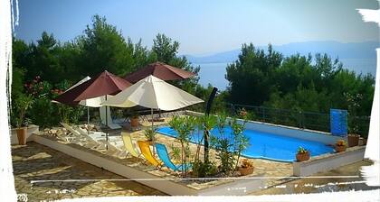 Neues Ferienhaus mit toller Aussicht, Pool! 6 Einheiten, Insel Šolta, Kroatien (16+ Gäste)