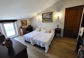 3 chambres, bureau, fer et planche à repasser, accès au Wi-Fi (inclus)