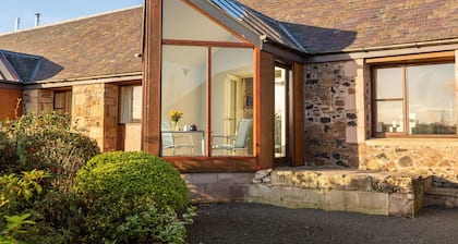 Thairn cottage ideal for 2, rural, 3 miles from Kelso. Wood stove All on 1 level