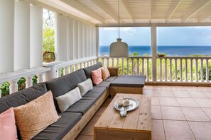 TV connectée, livres, chaîne hi-fi