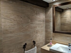 Suihku, pyyhkeet, saippua, vessapaperi