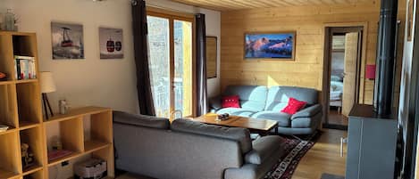 Televisio, DVD-soitin, kirjoja, stereot