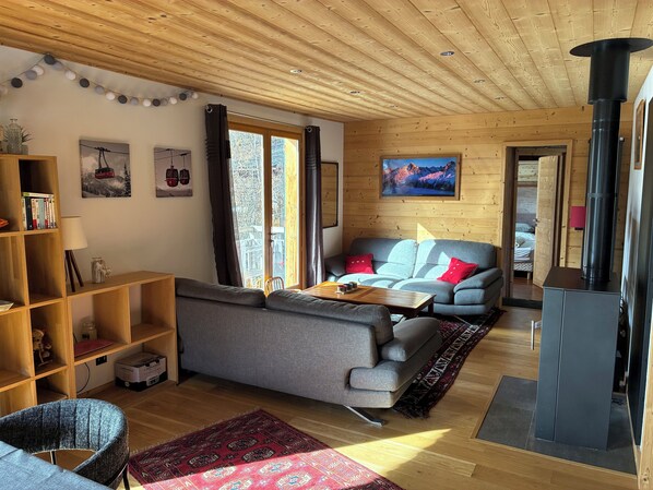 TV, DVD player, books, stereo