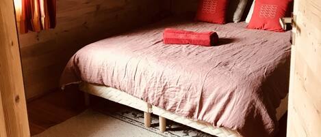 4 bedrooms, iron/ironing board, WiFi