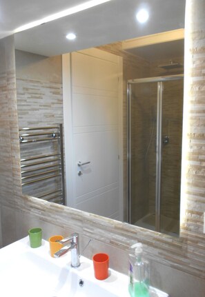 Een haardroger, handdoeken, zeep, shampoo