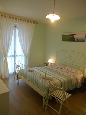 2 dormitorios, tabla de planchar con plancha, ropa de cama
