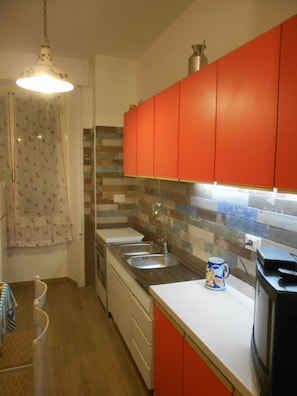 Een koelkast, een magnetron, een oven, een koffiezetapparaat/waterkoker