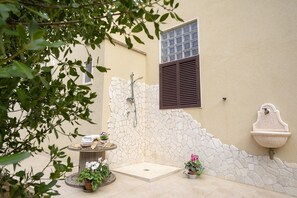 Doccia, asciugacapelli, bidet, asciugamani