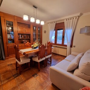 Een smart-tv, een open haard, videogames en een dvd-speler