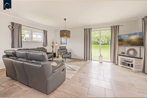 Fernseher, Kamin, Bücher, Stereoanlage