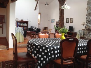Dining - Spacious, generously furnished house in a row of ancient fishermen’s houses (Ponta Delgada)