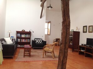 TV, books - Spacious, generously furnished house in a row of ancient fishermen’s houses (Ponta Delgada)