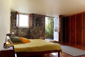 4 habitaciones, tabla de planchar con plancha, wifi y ropa de cama 
