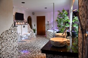 Bañera, bañera de hidromasaje, secador de pelo y bidé