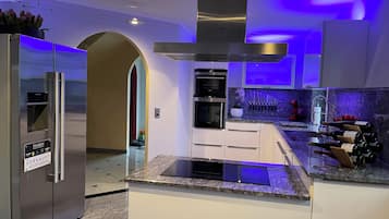 Kühlschrank, Ofen, Herdplatte, Geschirrspüler