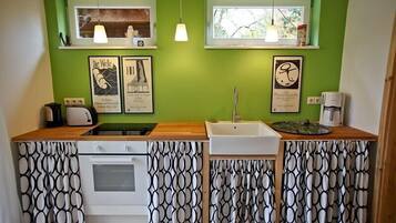 Kühlschrank, Ofen, Herdplatte, Wasserkocher mit Kaffee-/Teezubehör