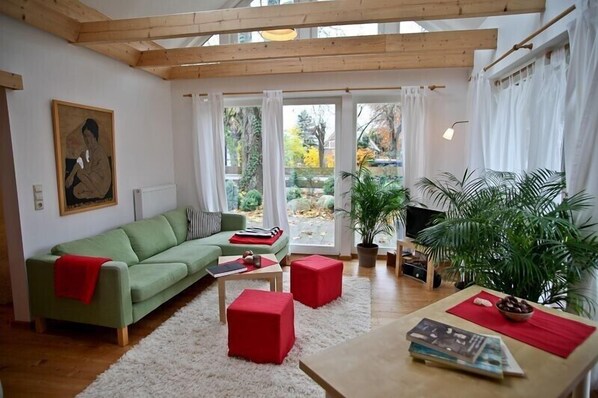 Fernseher, DVD-Player, Bücher, Stereoanlage