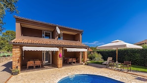 A two-story house with a swimming pool, outdoor seating, and a satellite dish. - Holiday house NOVKOVIC with garden (Žgaljići)