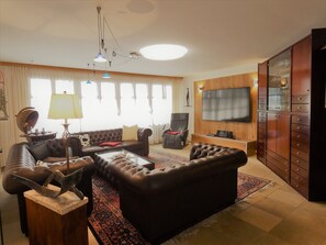 Smart TV, DVD player, table tennis, books