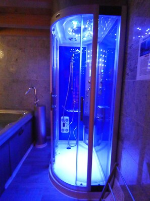 Tina con regadera, secadora de cabello, bidet, toallas 