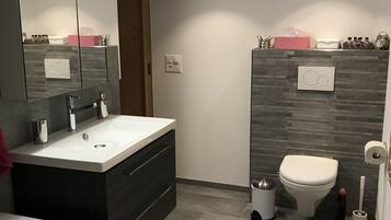 Shower, jetted tub, hair dryer, towels