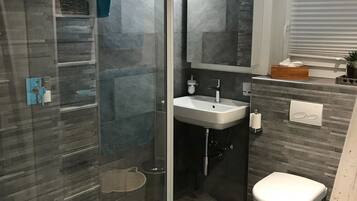 Shower, jetted tub, hair dryer, towels