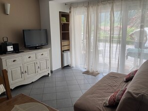 Fernseher, DVD-Player, Stereoanlage