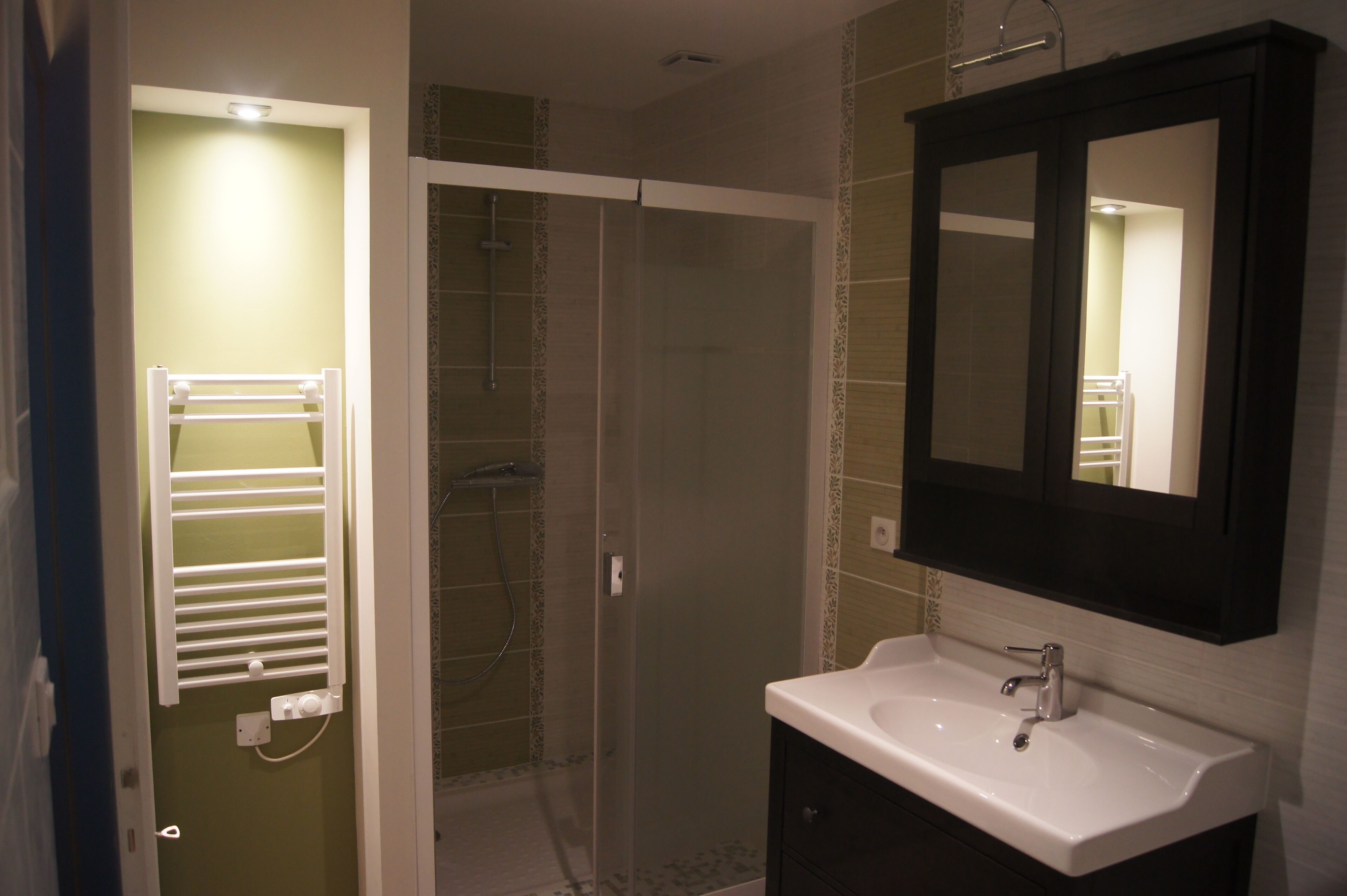 Bathtub, hair dryer, towels
