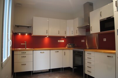 Townhouse to stay in downtown Lourdes near sanctuaries.