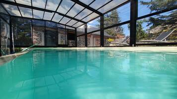 Una piscina cubierta, una piscina climatizada