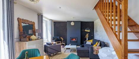 Télévision à écran plat, cheminée, livres, chaîne hi-fi