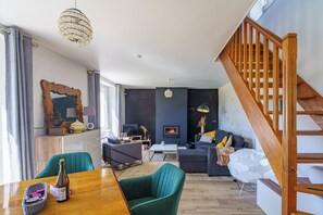 Flachbildfernseher, Kamin, Bücher, Stereoanlage